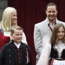 The Crown Prince and Crown Princess and their family greet the Asker municipality children’s parade outside Skaugum Estate. Photo: Vegard Wivestad Grøtt / NTB scanpix